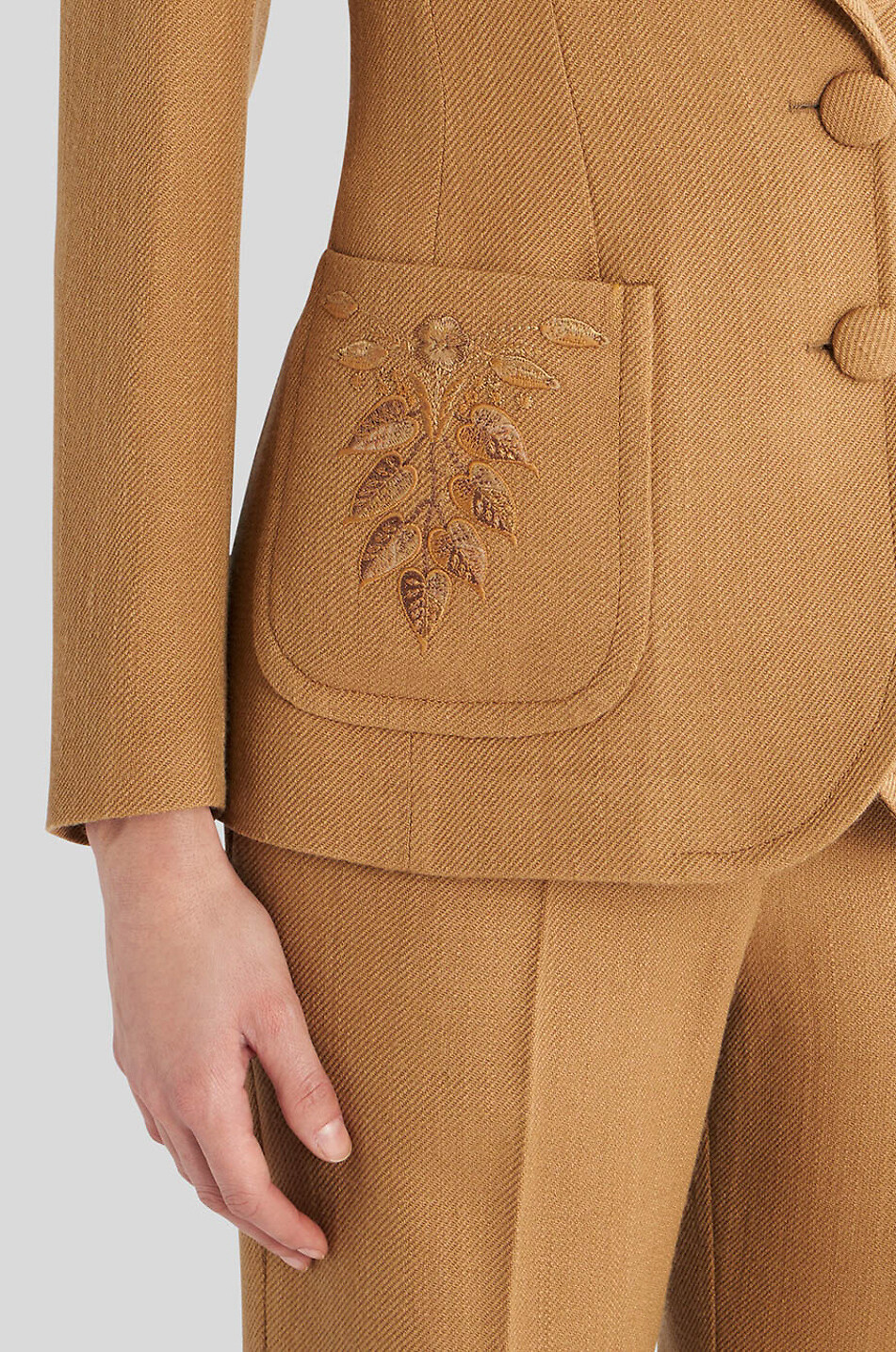 Blazer en sergé à boutonnage simple et broderies florales