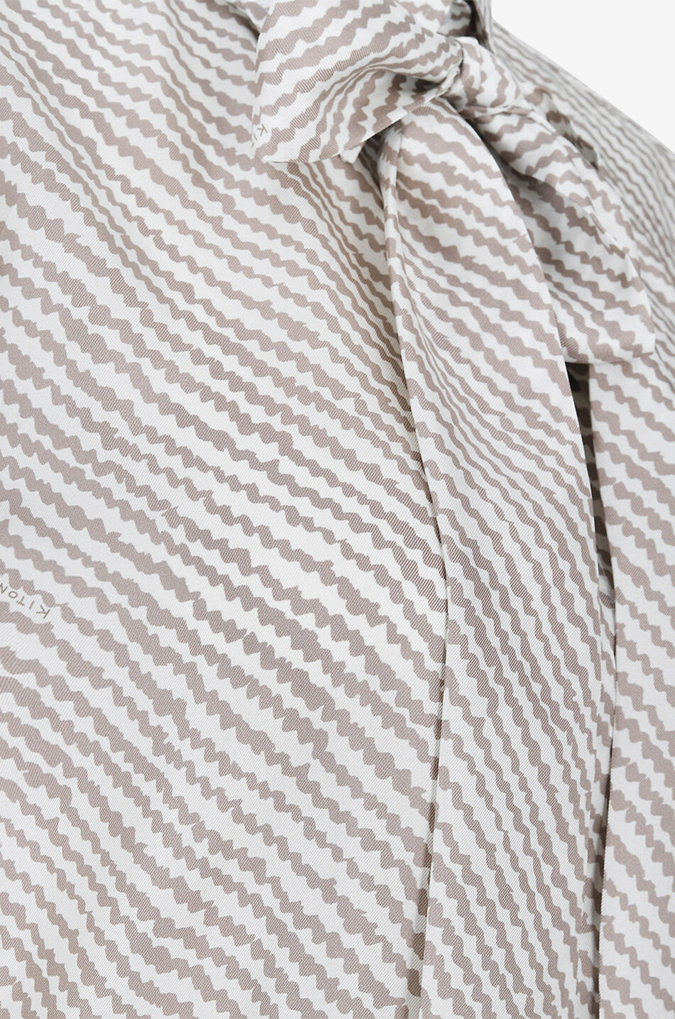 Diagonal gestreiftes Hemd mit Schluppe