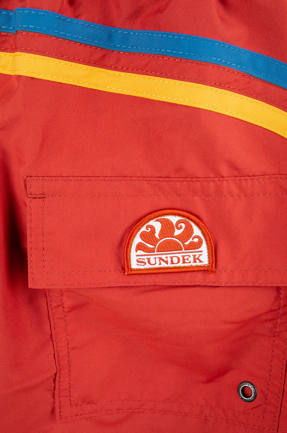 SUNDEK Einfarbige Badeshorts mit dreifarbigem Streifenmotiv Herren MITTELROT 3