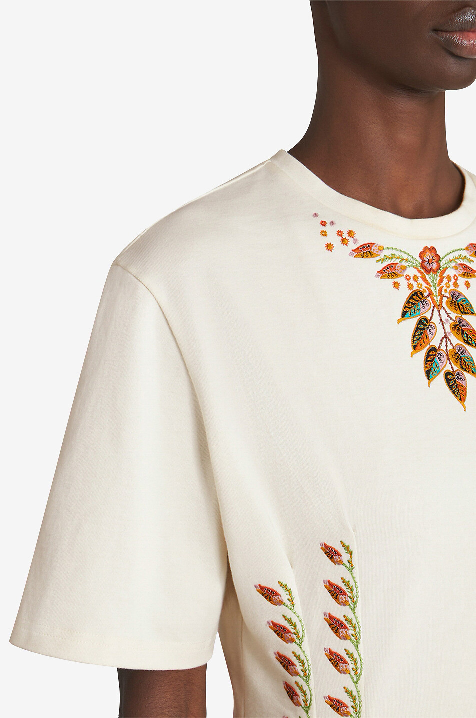 Tailliertes T-Shirt mit Stickerei Flowers & Leaves