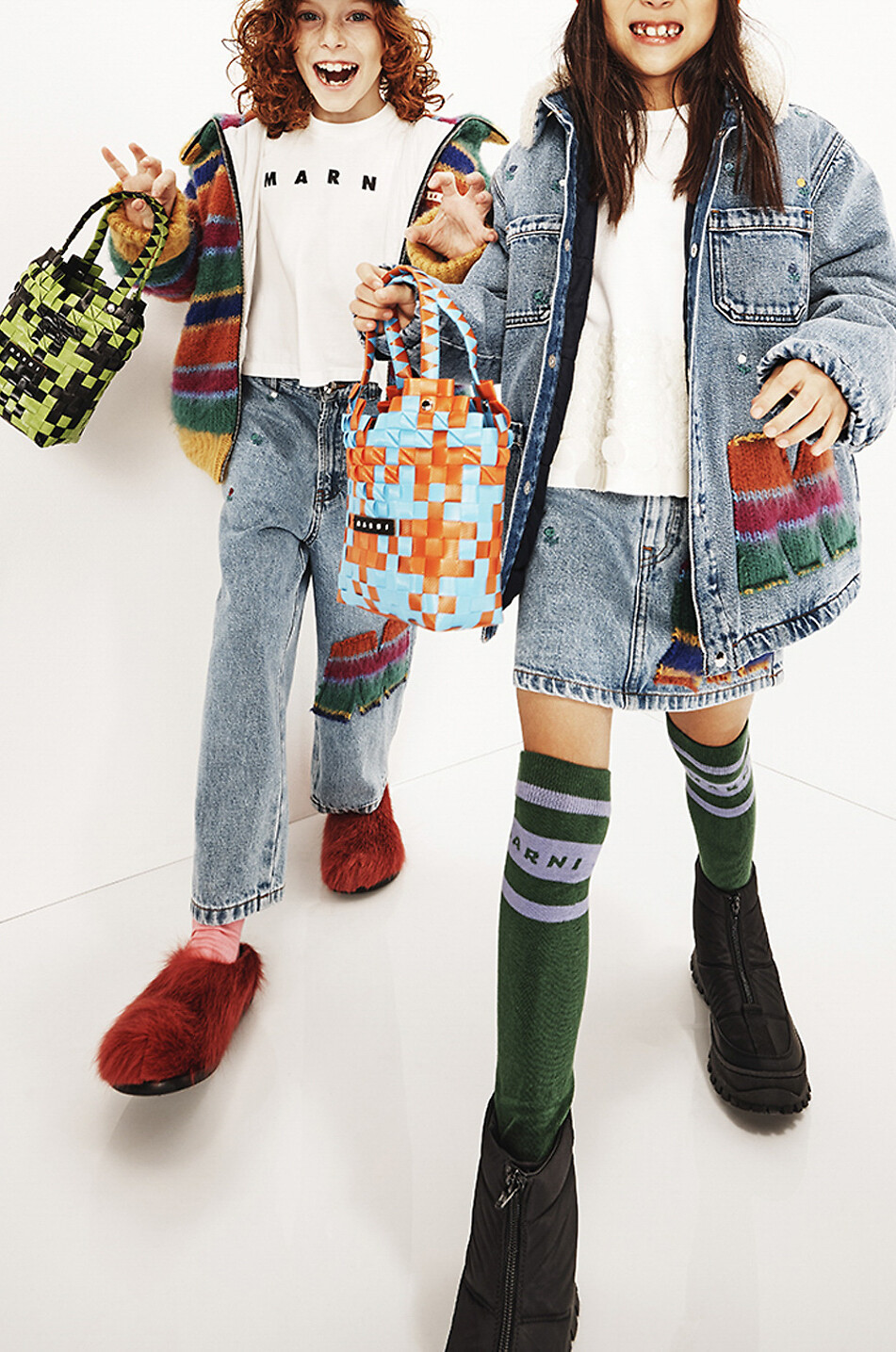 Mädchen-Karottenjeans mit Blüten- und M-Stickerei