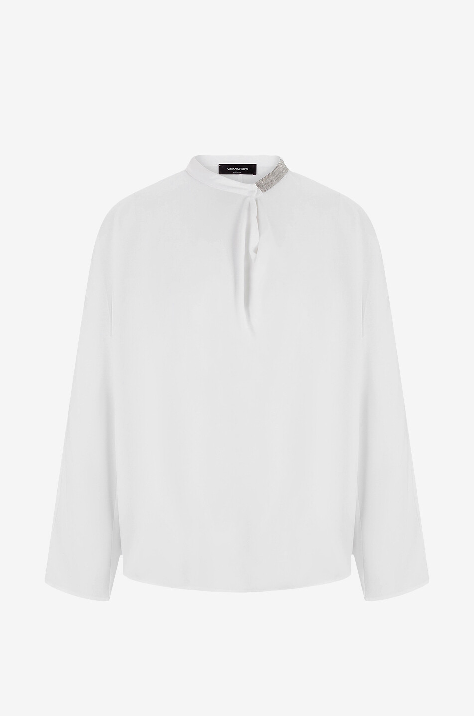 Weite Crêpebluse mit perlenbesticktem Bandkragen