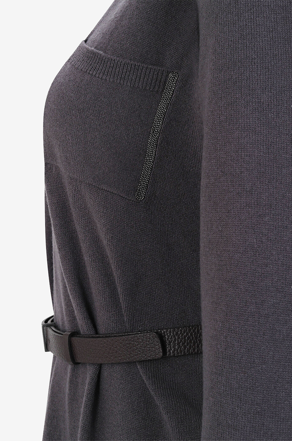Kurzes Strickkleid mit V-Ausschnitt und Tasche sowie Gürtel