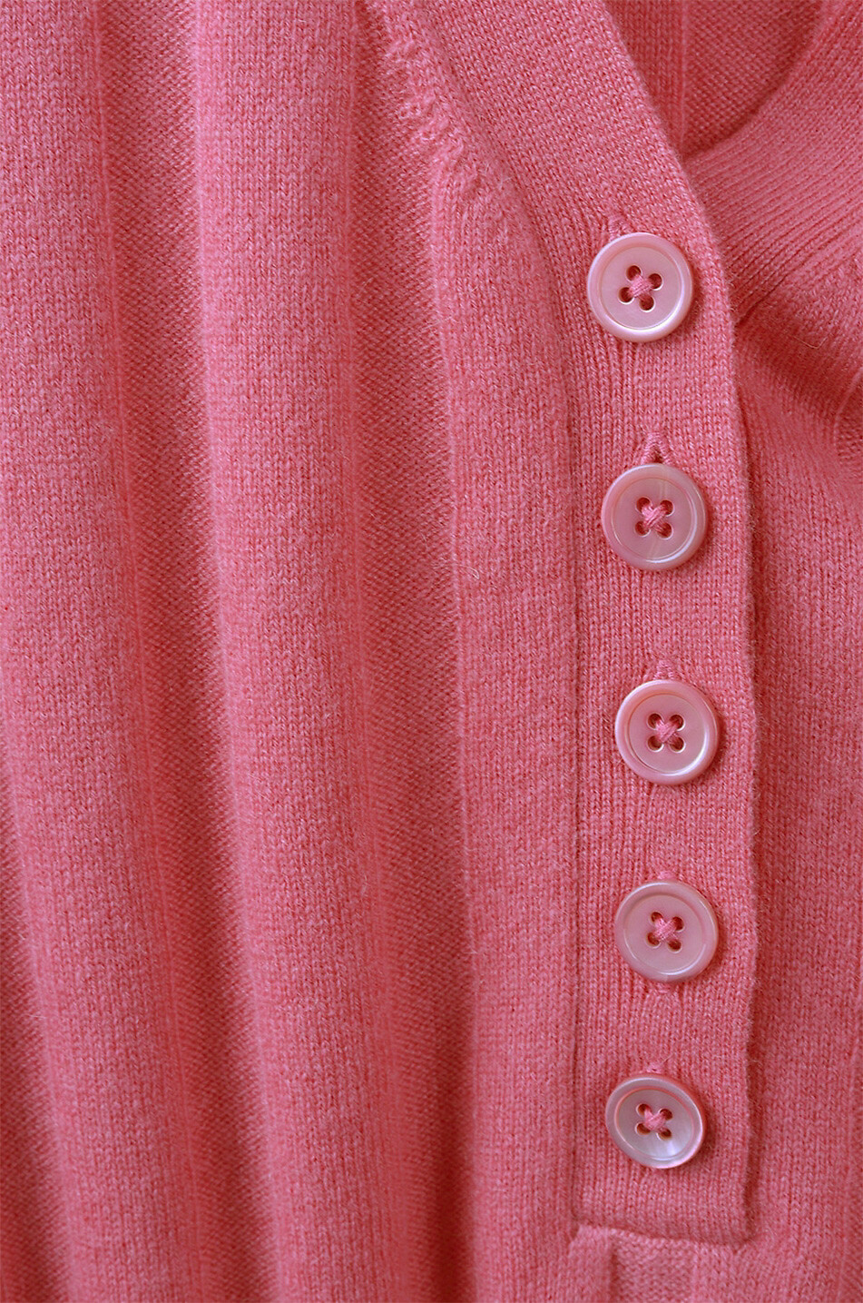 BONGENIE Breit gerippter Bio-Kaschmirpullover mit geknöpftem V-Ausschnitt Damen ROSA 3