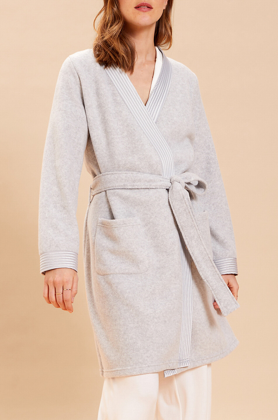 LAURENCE TAVERNIER Kurzer Bademantel aus Fleece und Satin Prose Damen HELLGRAU 2