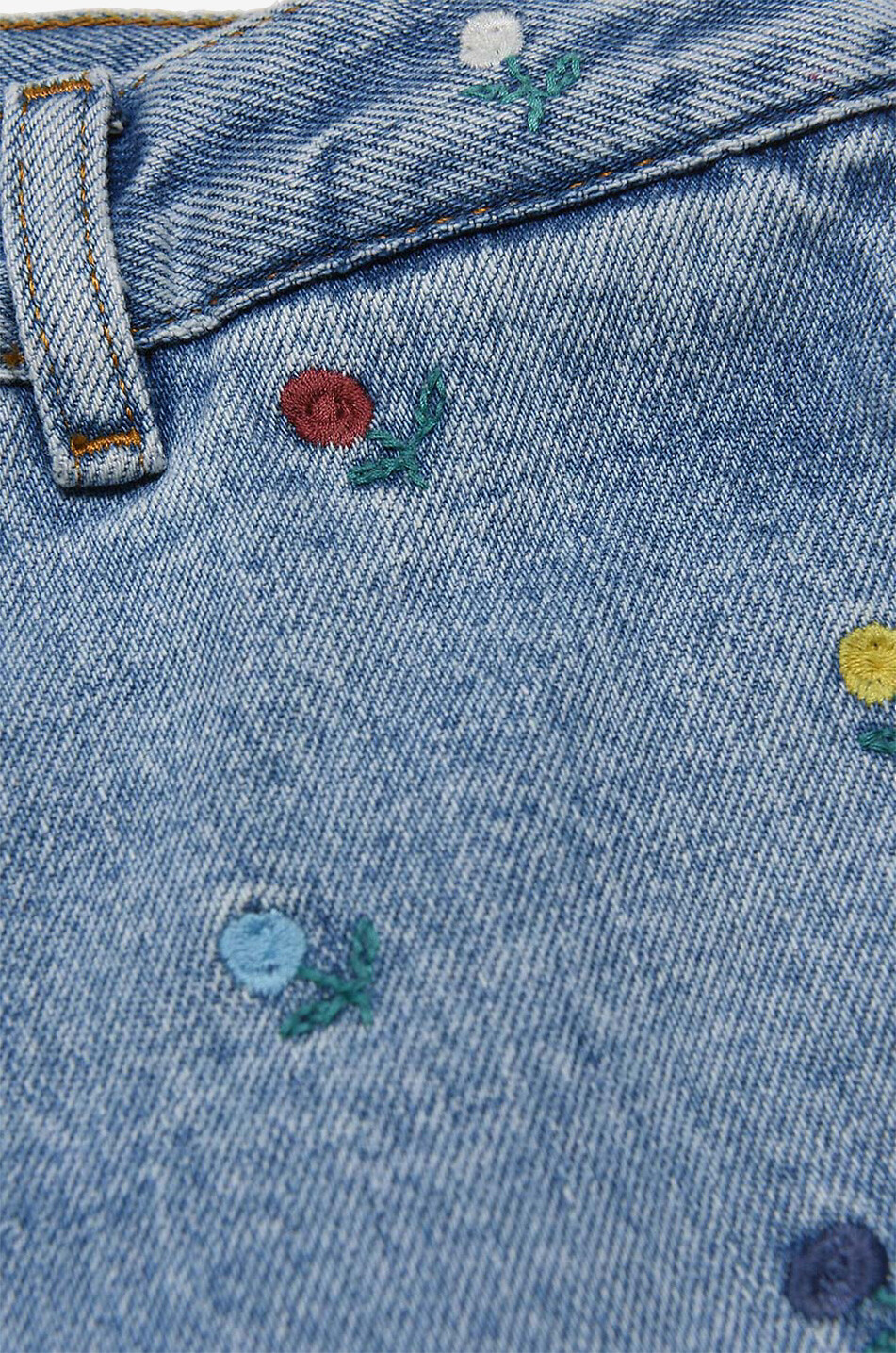 Mädchen-Karottenjeans mit Blüten- und M-Stickerei