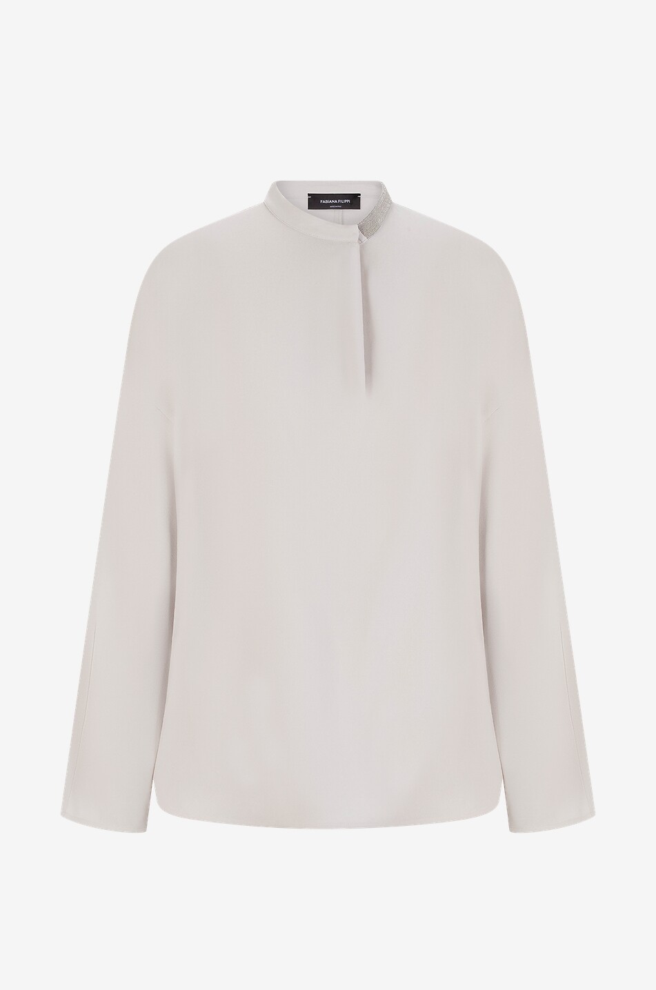 Weite Crêpebluse mit perlenbesticktem Bandkragen