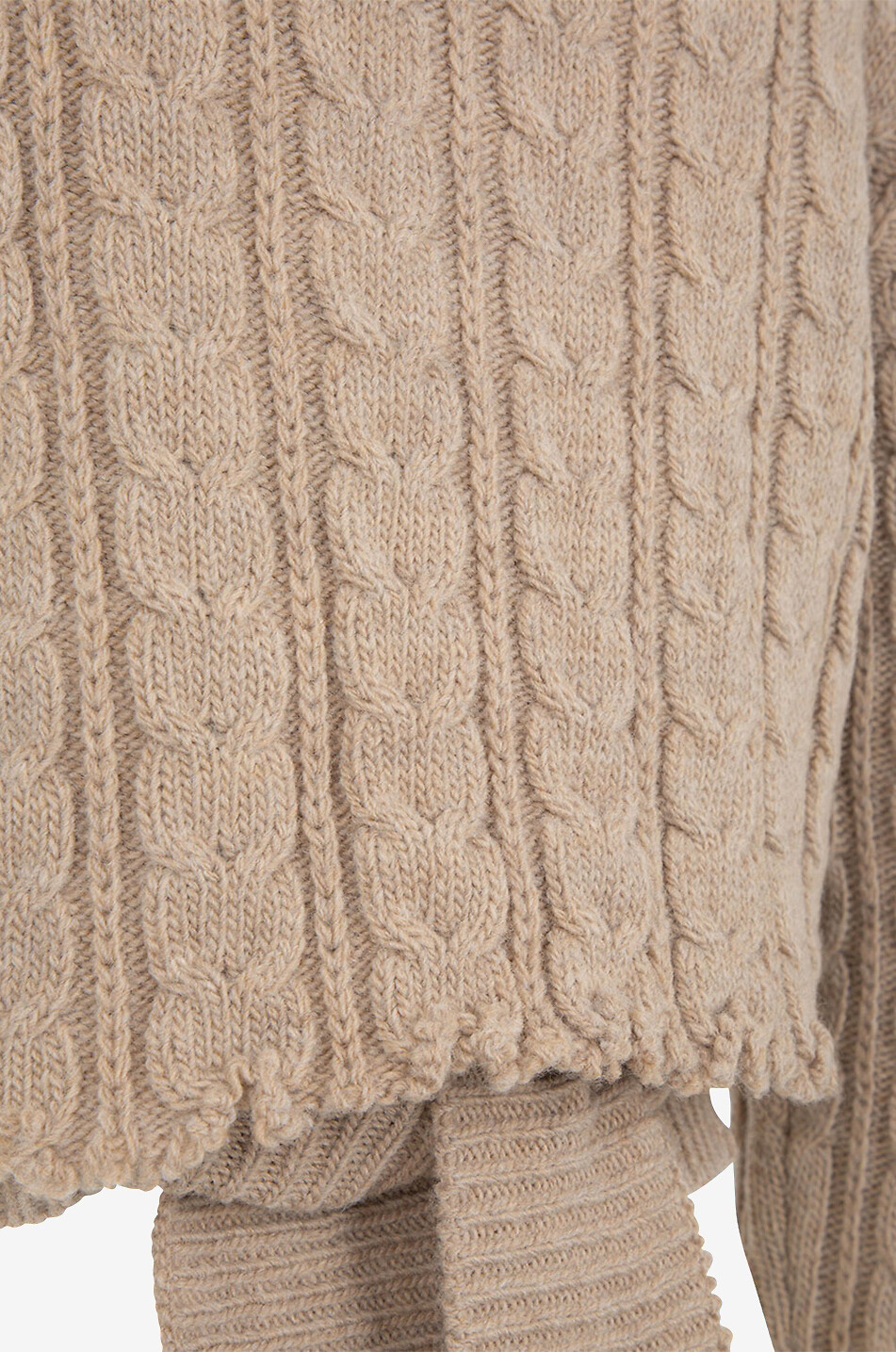Pull raccourci torsadé à col roulé et pans latéraux