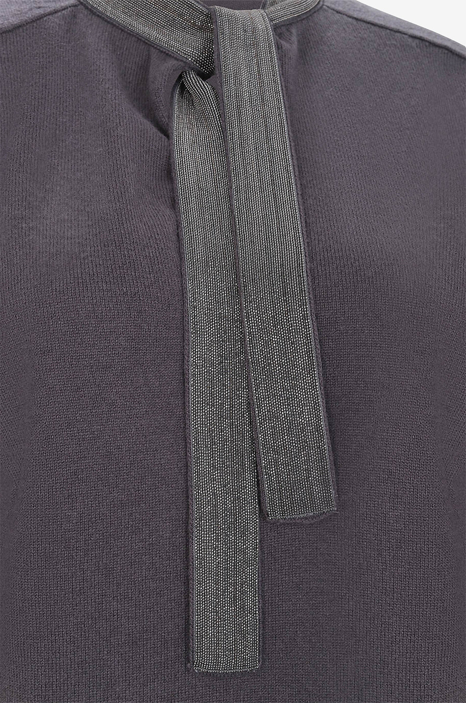 Feiner Pullover mit V-Ausschnitt und glänzender Schluppe