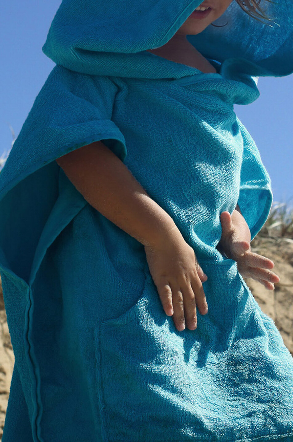 SUNNYLIFE Strandtuch mit Kapuze für Kinder Shark Tribe Haus BLAU 3