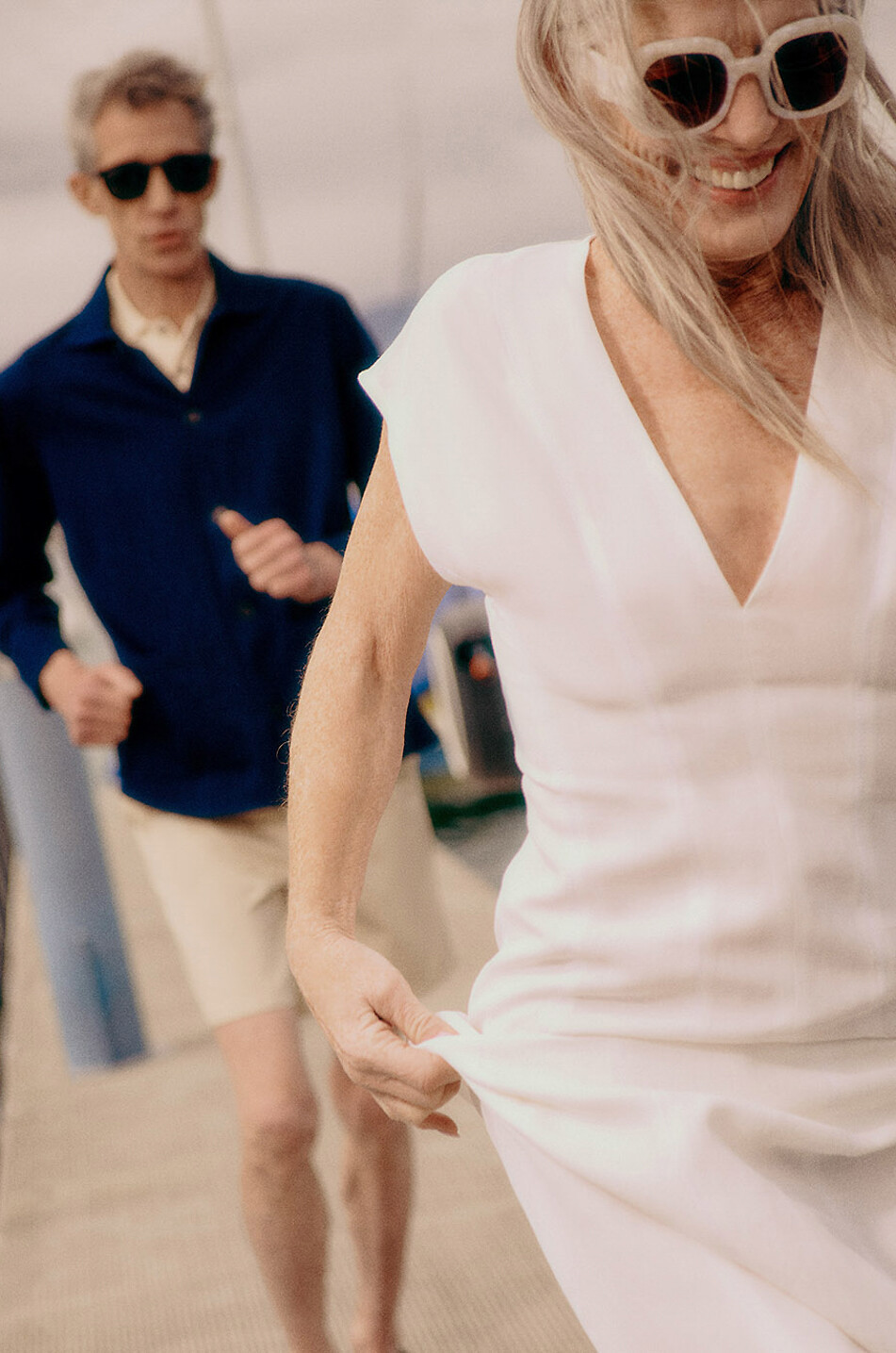 Ärmelloses Midikleid aus Leinenmix mit V-Ausschnitt