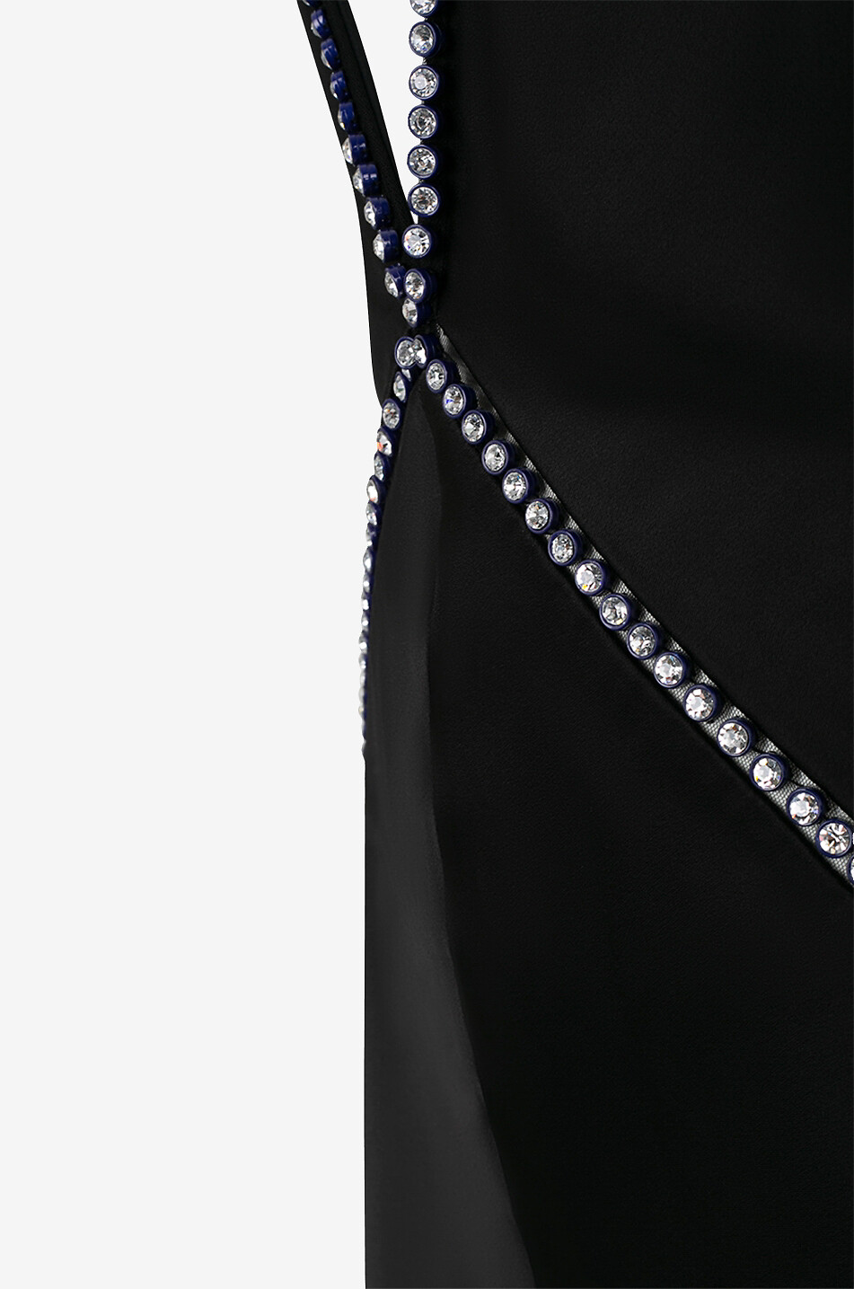 Robe à bretelles en satin embellie de cristaux