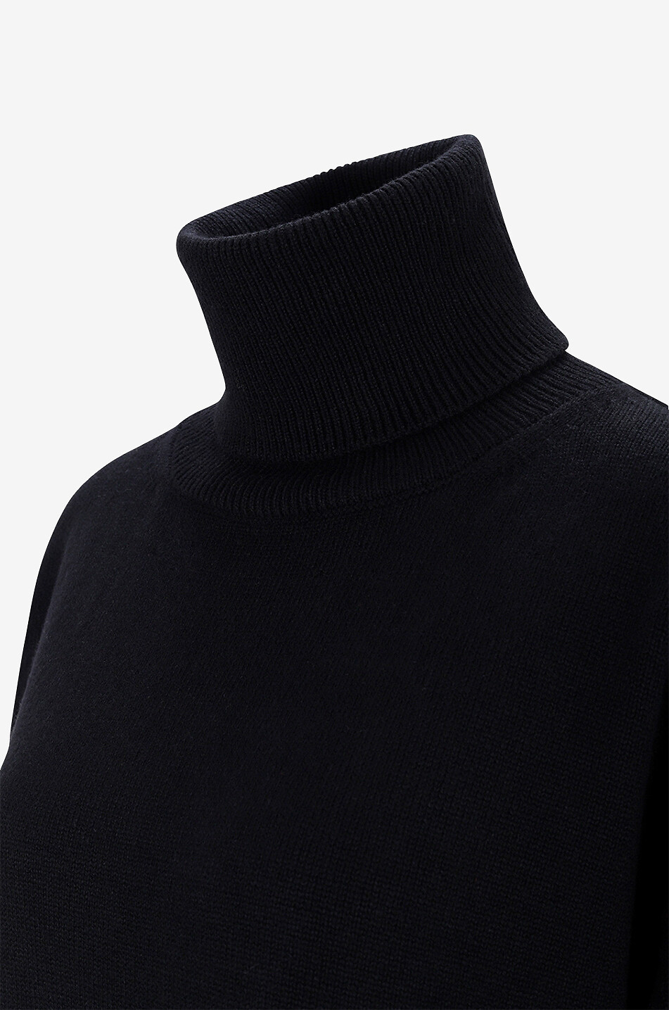 Kurzes Strickkleid mit Rollkragen aus Kaschmir