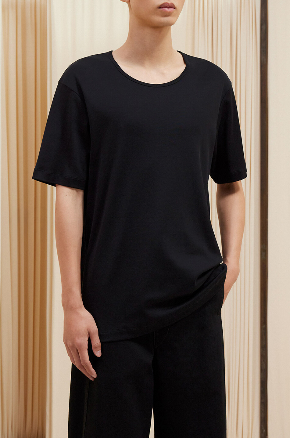 Geripptes T-Shirt mit U-Ausschnitt