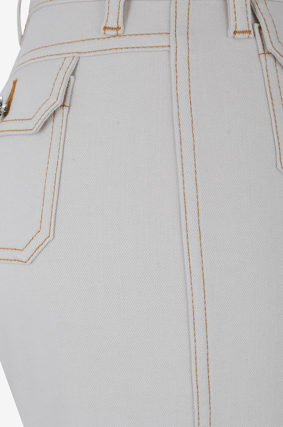 Ausgestellte Jeans mit hoher Taille und Pattentaschen