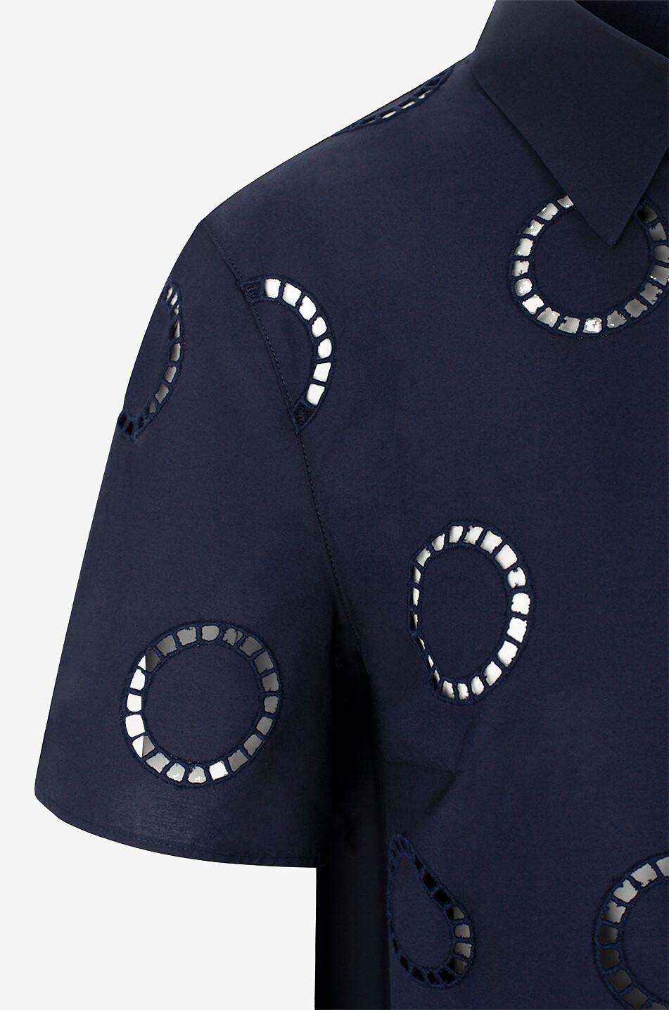 Chemise à manches courtes et broderies anglaises en cercles