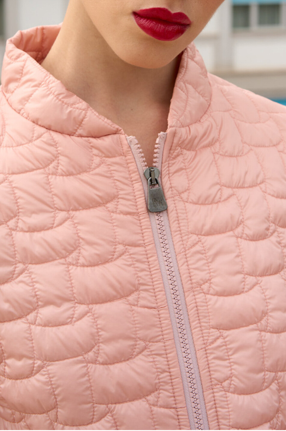 Leichte Daunenjacke mit Stehkragen und Web-Steppmotif