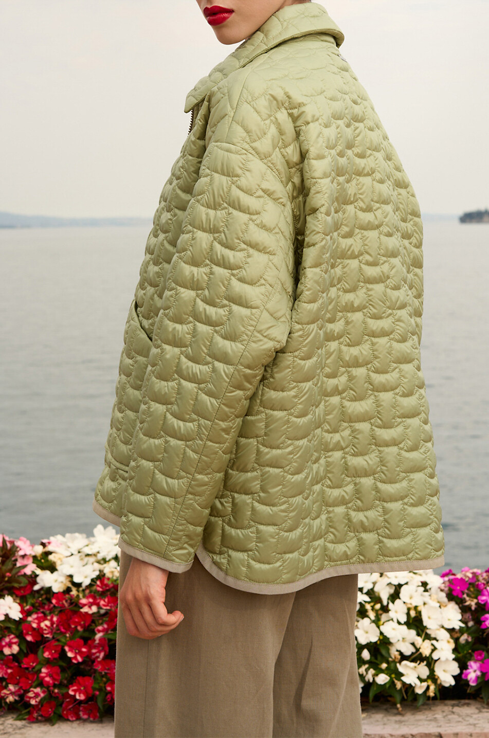 Leichte Daunenjacke mit Web-Steppmotiv