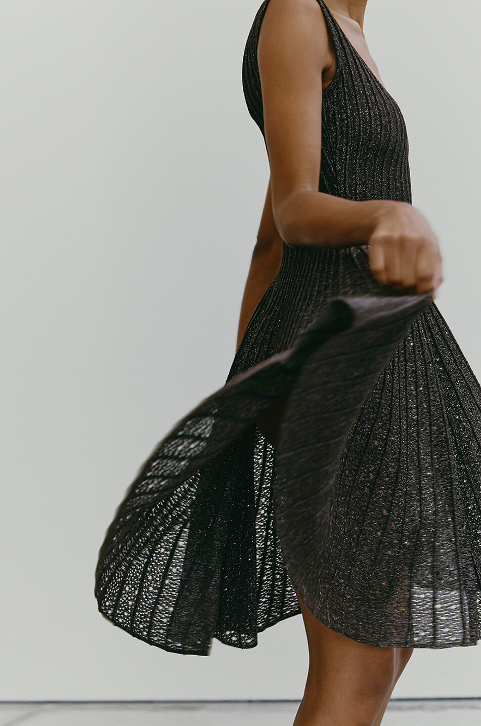 Kurzes glitzerndes Lochstrickkleid Alisa Ganieva