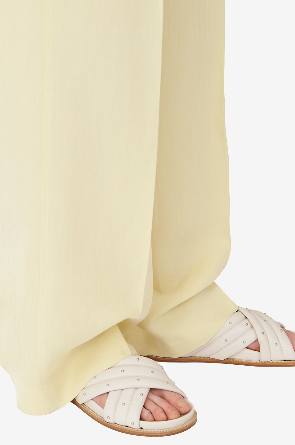 FABIANA FILIPPI Mules plates en cuir lisse matelassé orné de clous Femme Beige clair 3