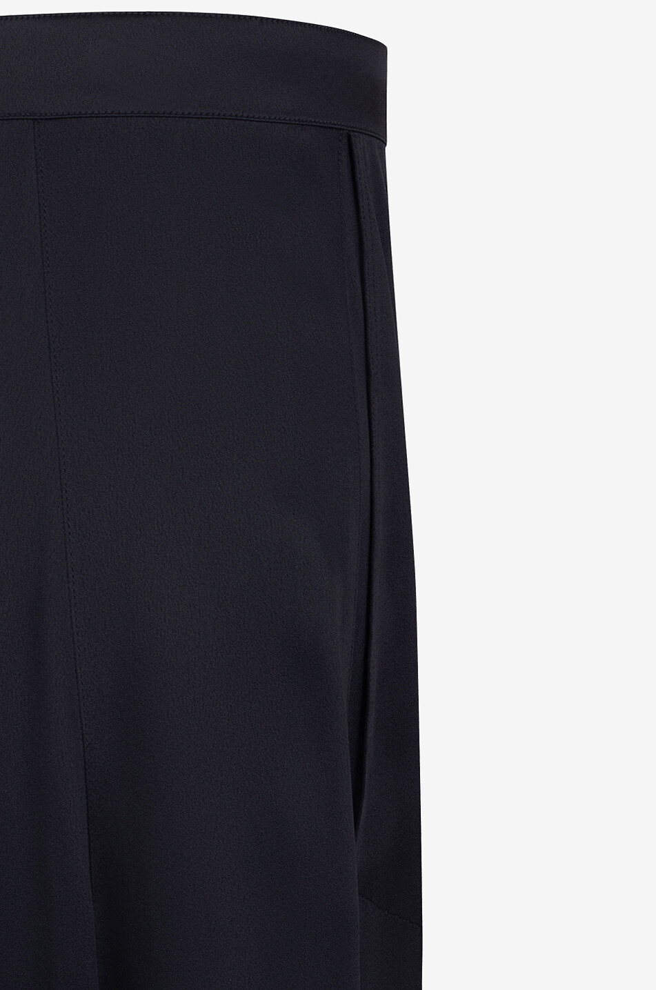 Karottenhose aus Satin mit hoher Taille
