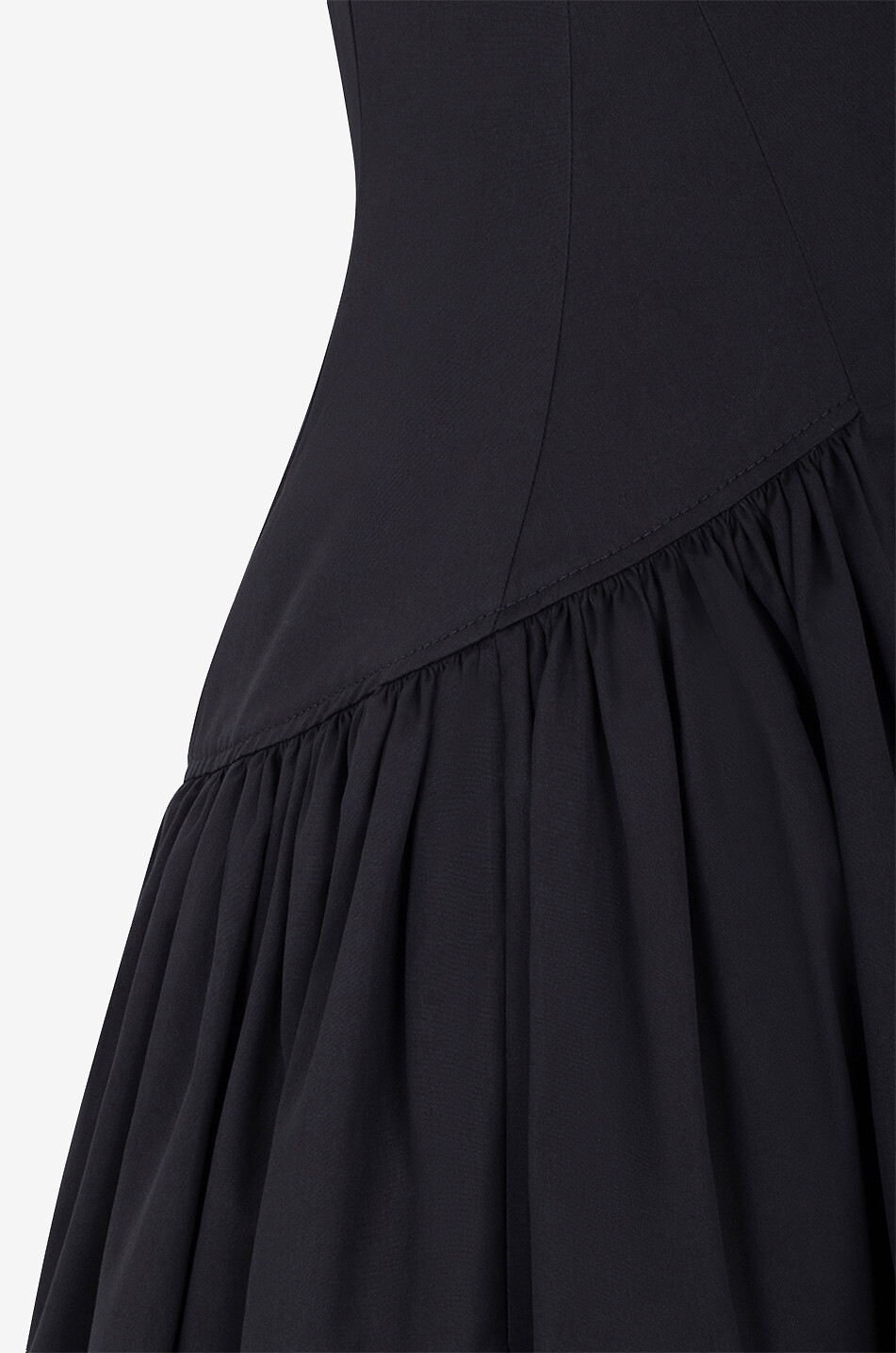 Ausgestelltes Midi-Trägerkleid mit Herzausschnitt