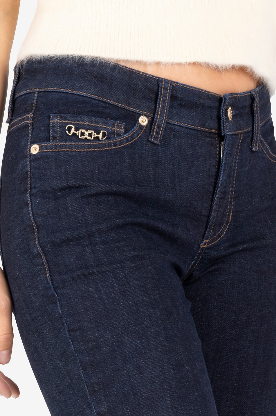 Verkürzte Slim-Fit-Jeans mit Kette Piper