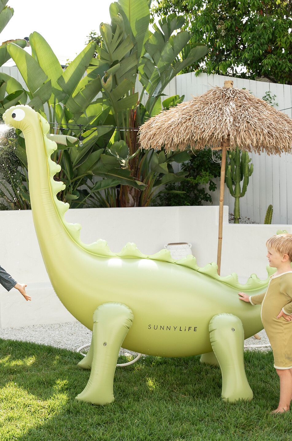 SUNNYLIFE Aufblasbarer Dinosaurier-Wassersprinkler für Kinder Into The Wild Haus HELLES KHAKI 5