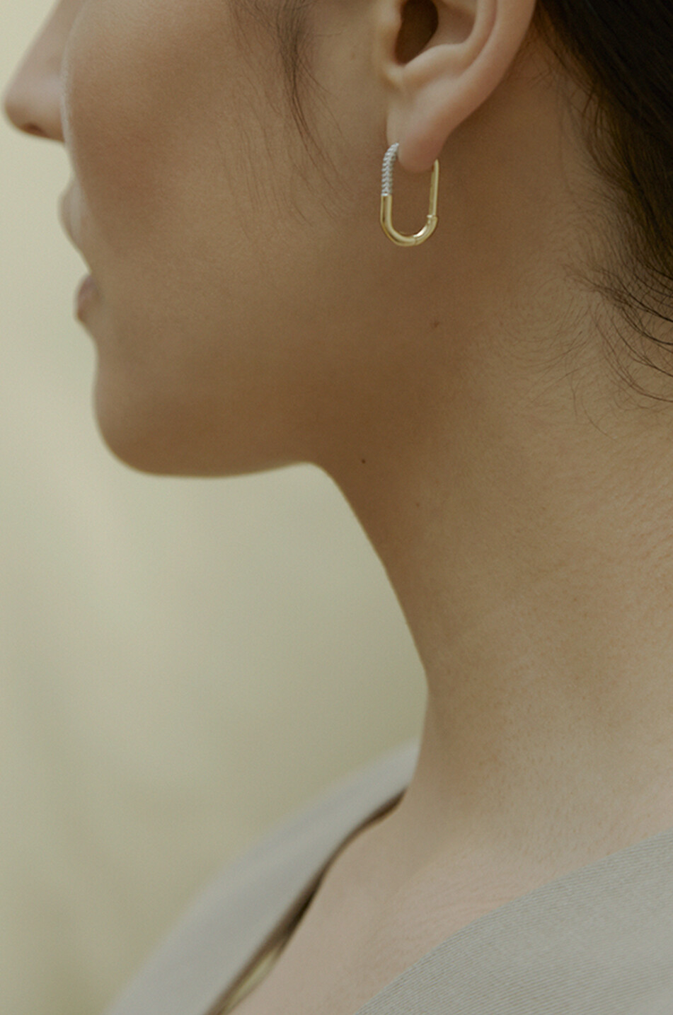 OTIUMBERG Ovale goldene Creole mit Zirkonia Pavé Staple Damen GELB 2