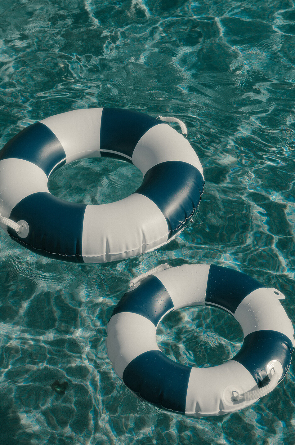 BUSINESS & PLEASURE CO. Bouée de piscine The Classic Pool Float Small Maison BLEU 4
