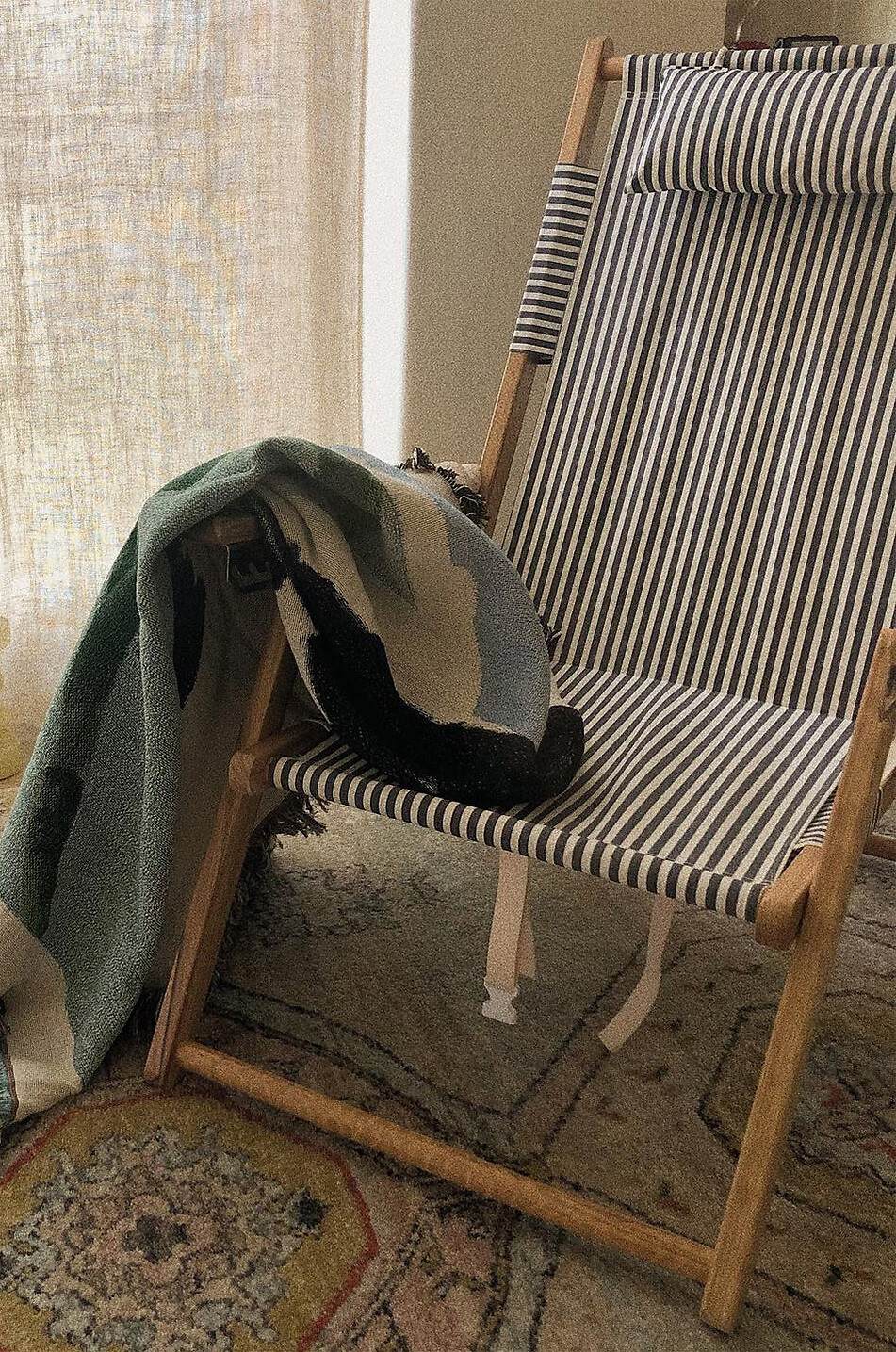 BUSINESS & PLEASURE CO. Klappstuhl aus Holz und Segeltuch The Tommy Chair Lauren's Navy Stripe Haus BUNT 6