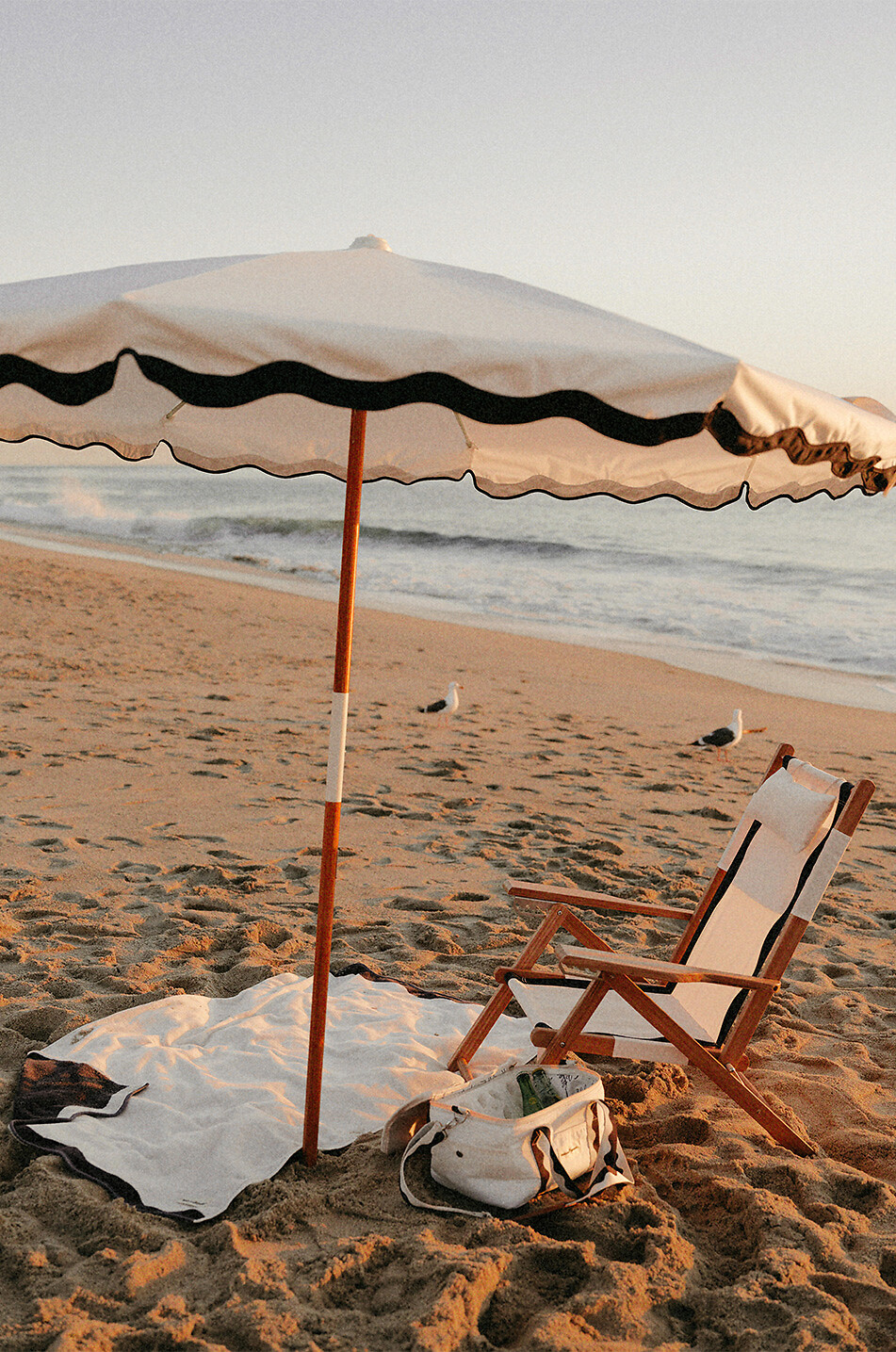 BUSINESS & PLEASURE CO. Klappstuhl aus Holz und Segeltuch The Tommy Chair Riviera Haus BUNT 7