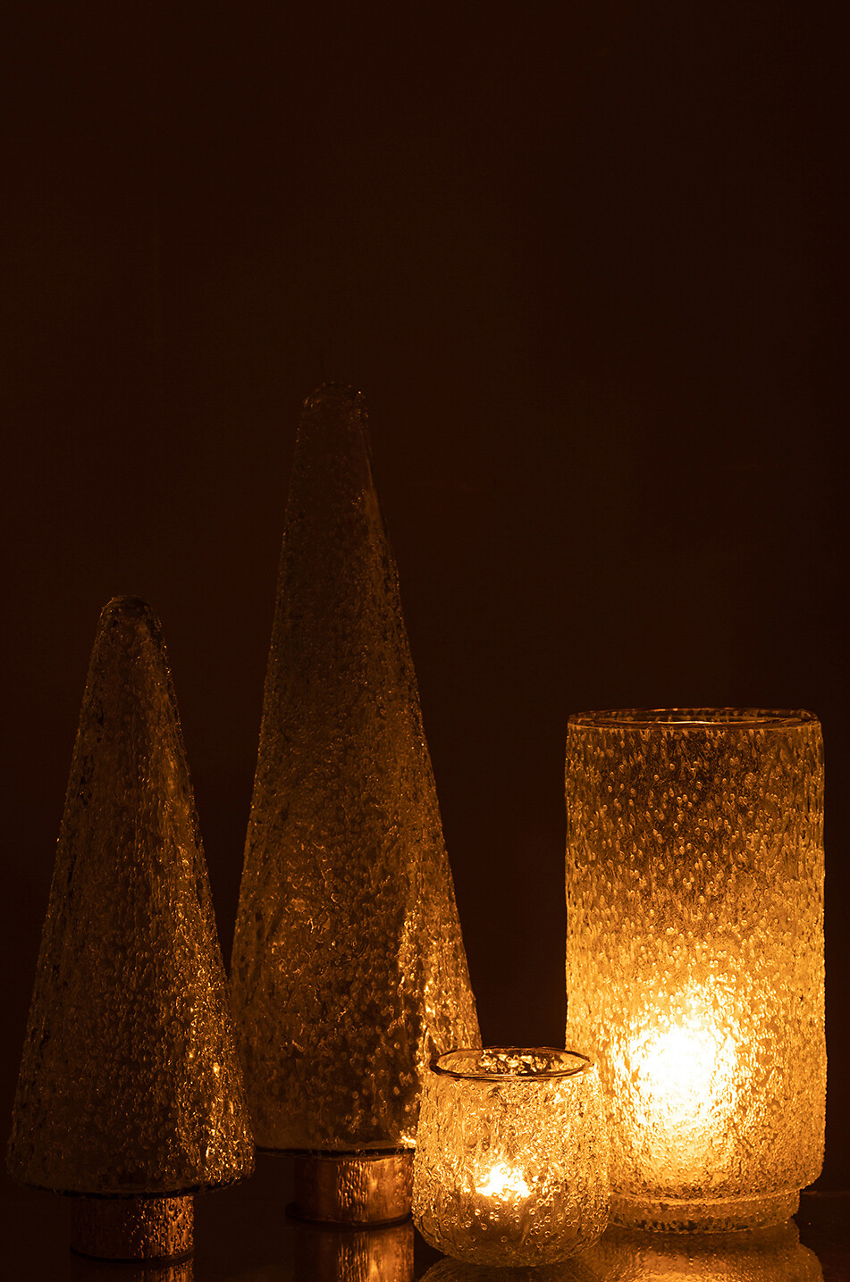 Grosser dekorativer Tannenbaum aus Glas