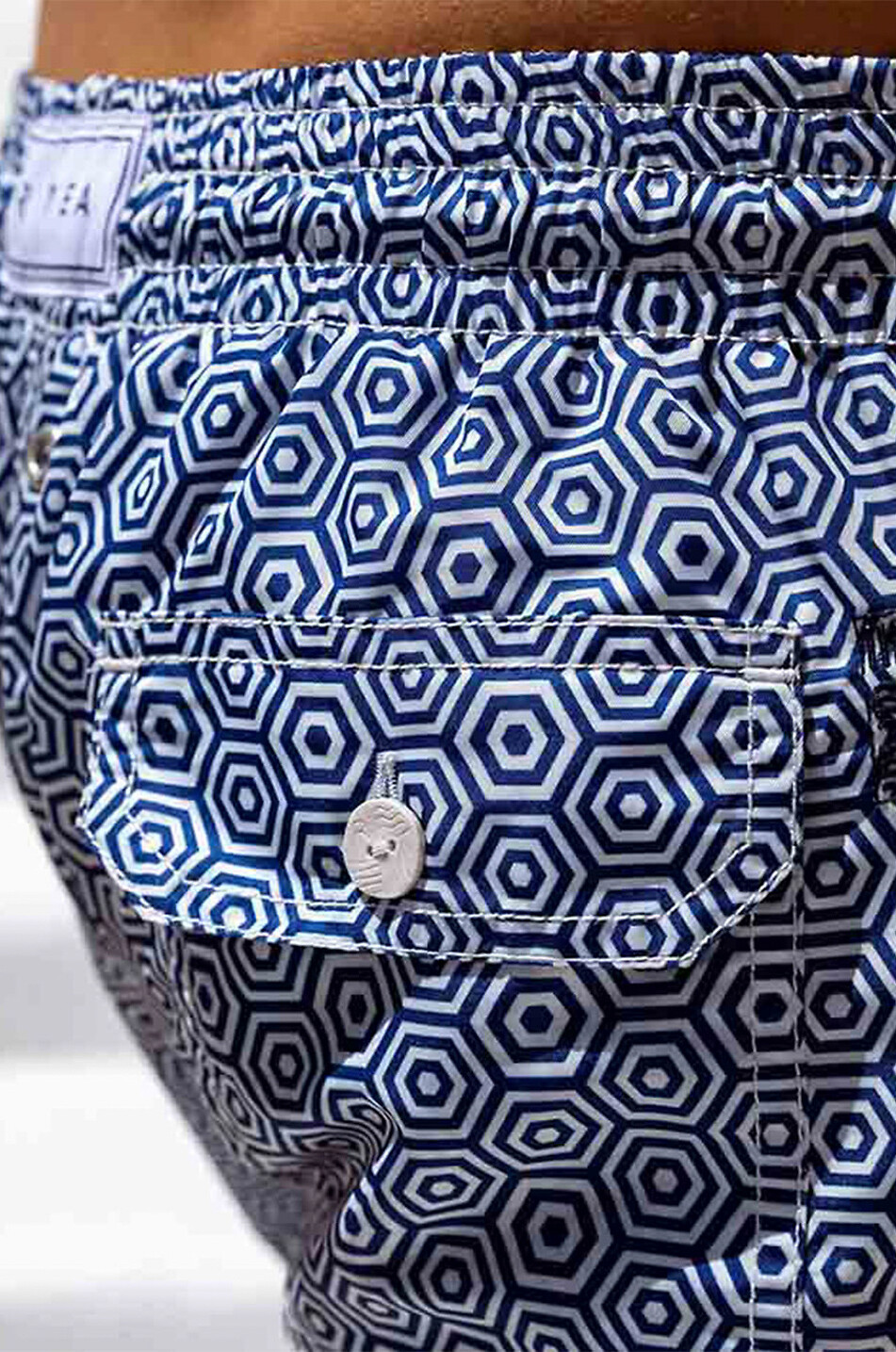 RIVEA Badeshorts mit Fünfeck-Print Saint-Tropez Herren BLAU 6