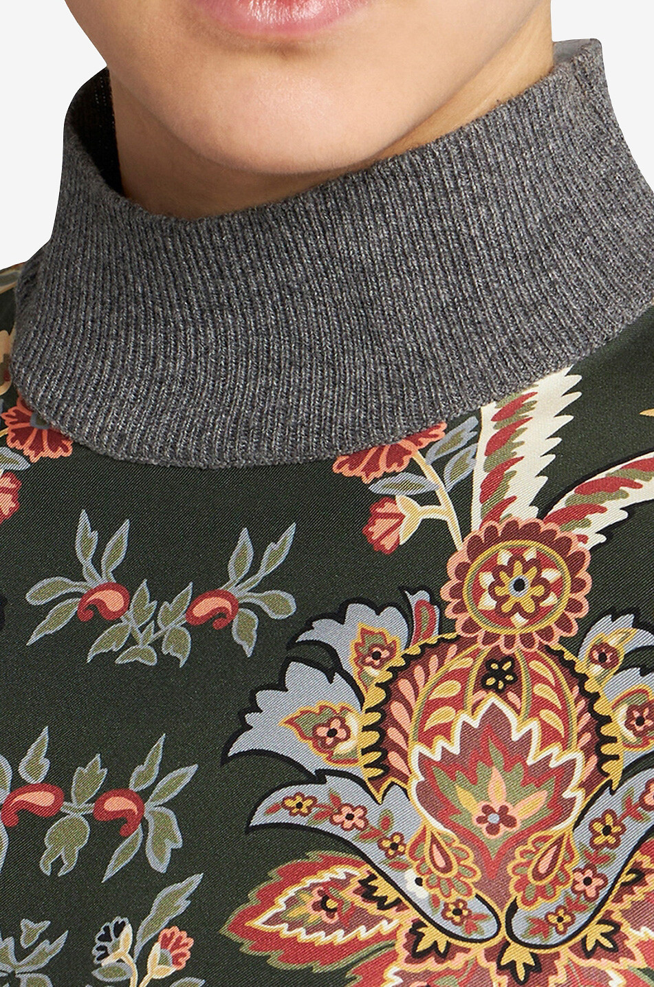 Materialmix-Pullover mit Trichterkragen Paisley Florals