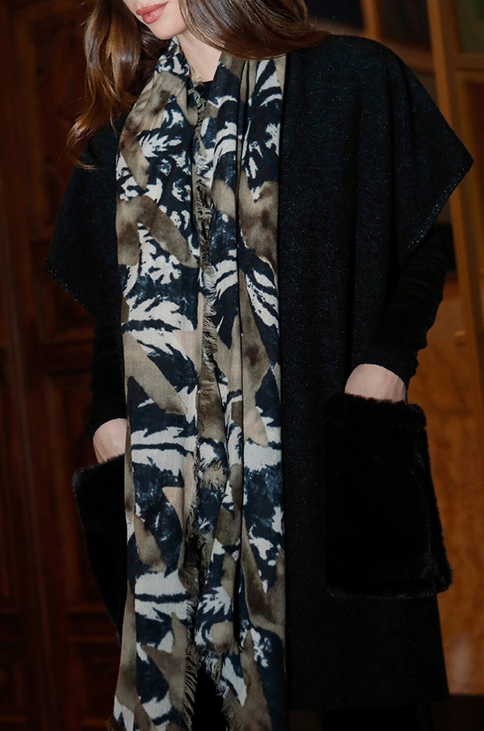 GAYNOR Étole à motifs baroques Lupo Femme NOIR 2