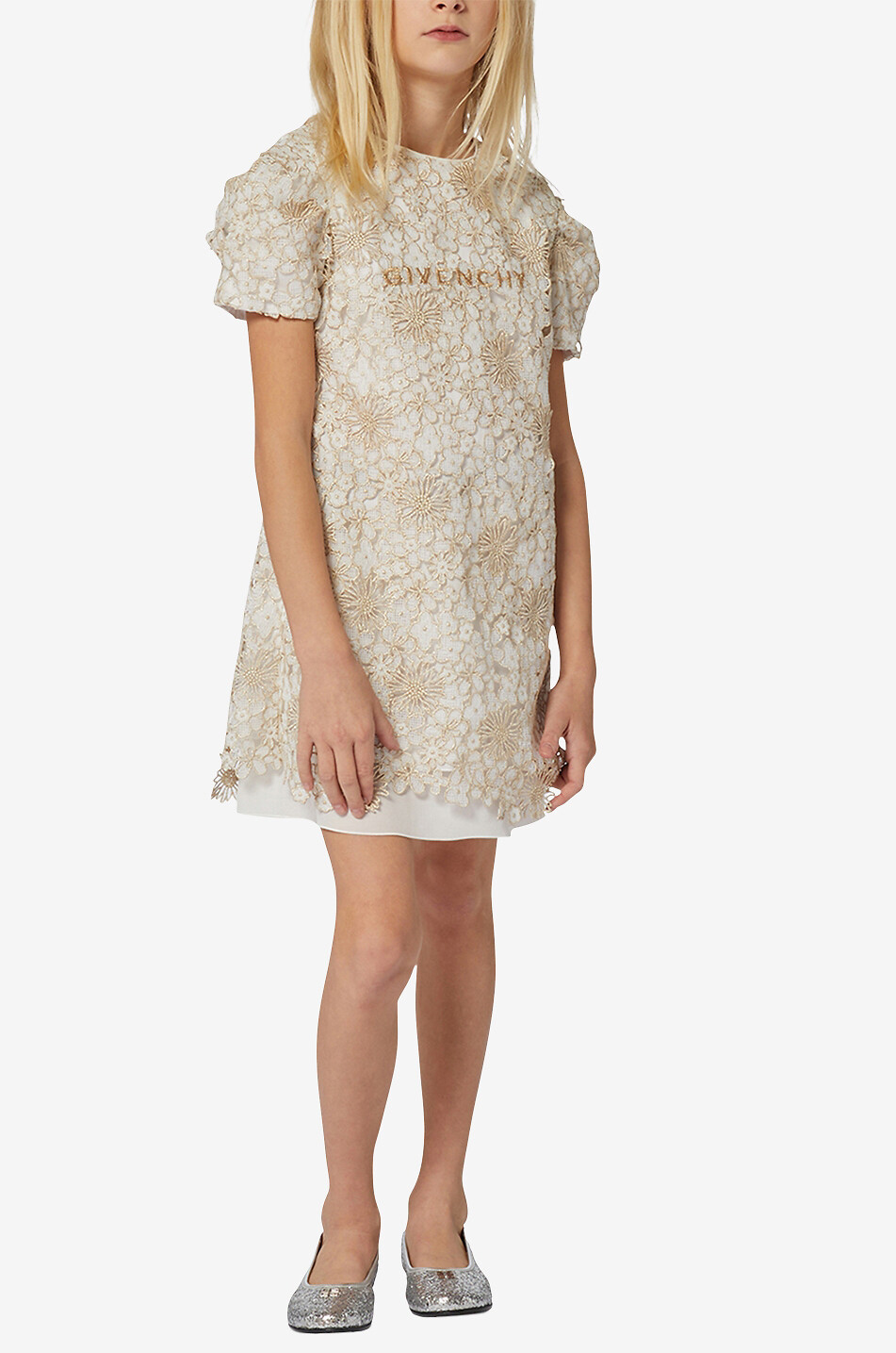 Kurzes Mädchenkleid aus goldener Klöppelspitze mit Logostickerei