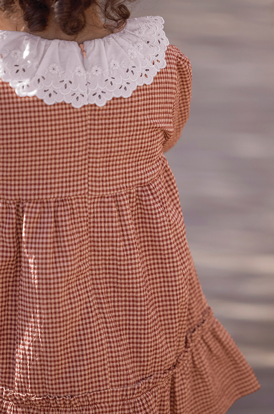 Kleid für Babys mit Vichykaros und Lochstick-Kragen