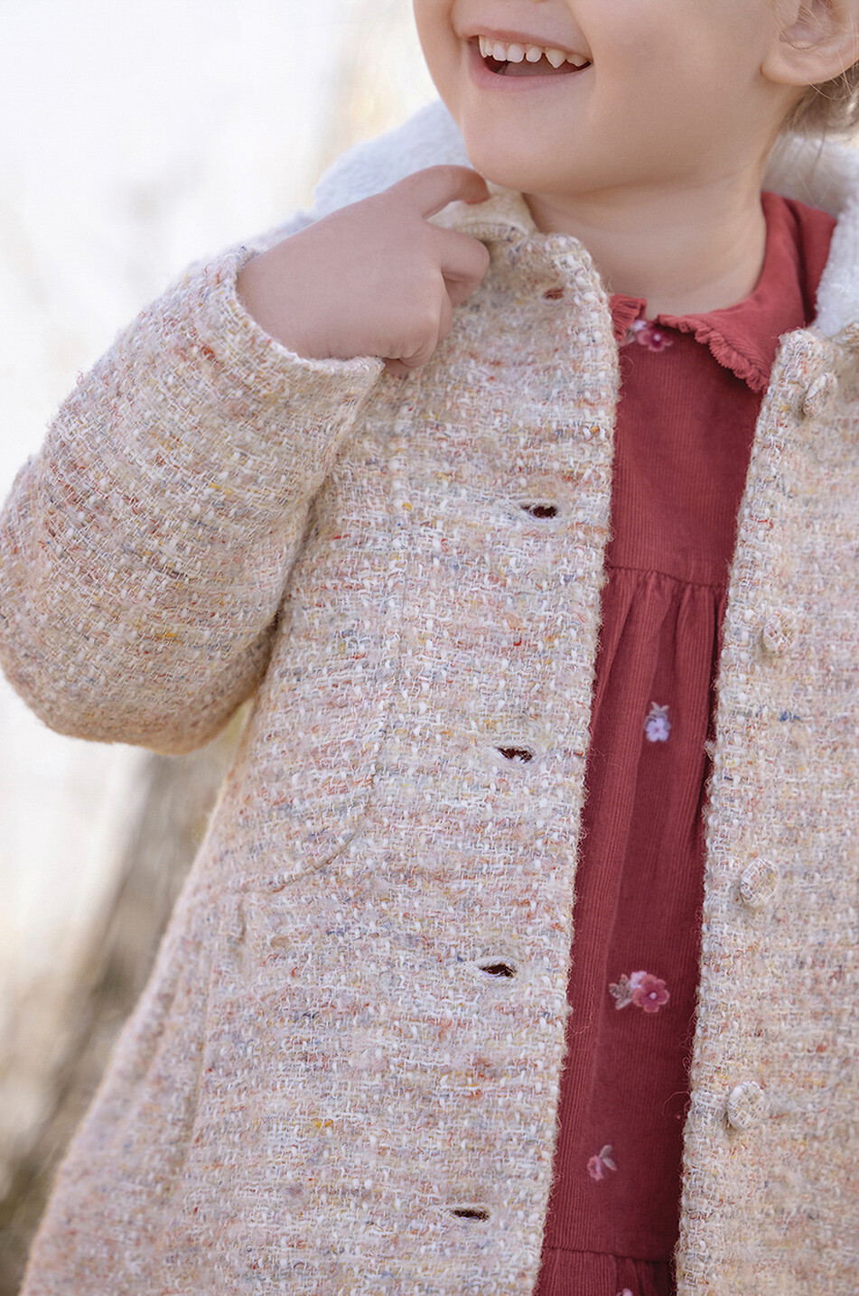 Rüschenkleid aus besticktem Cordsamt für Babys