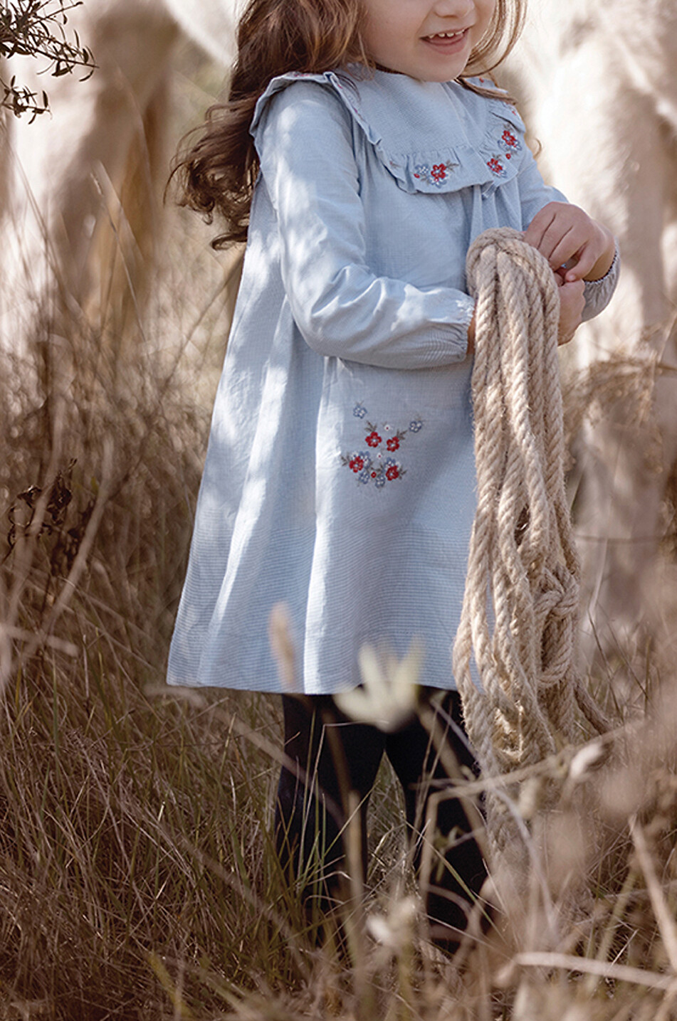 Hahnentritt-Kleid für Babys mit Blütenstickereien