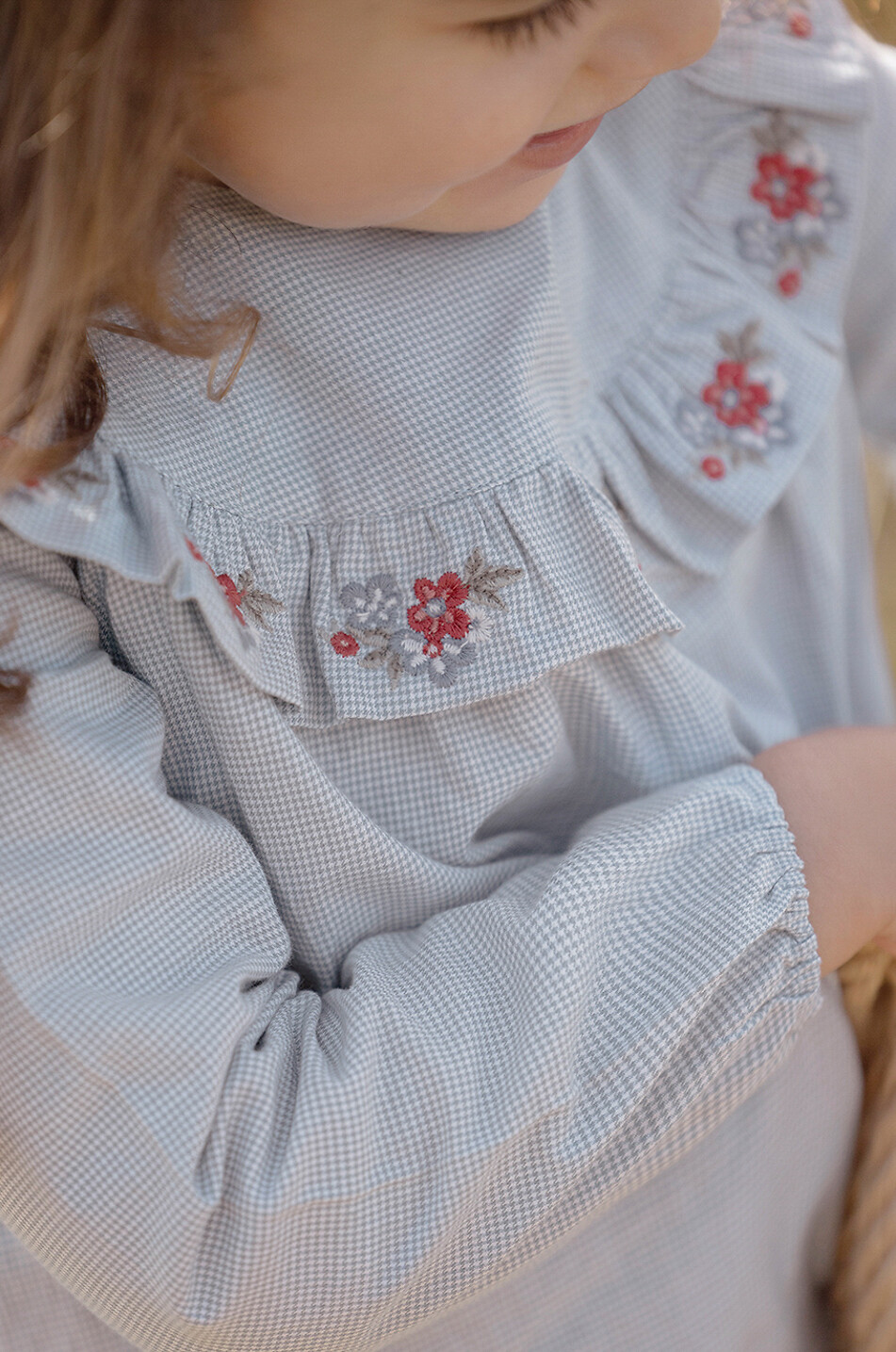 Hahnentritt-Kleid für Babys mit Blütenstickereien