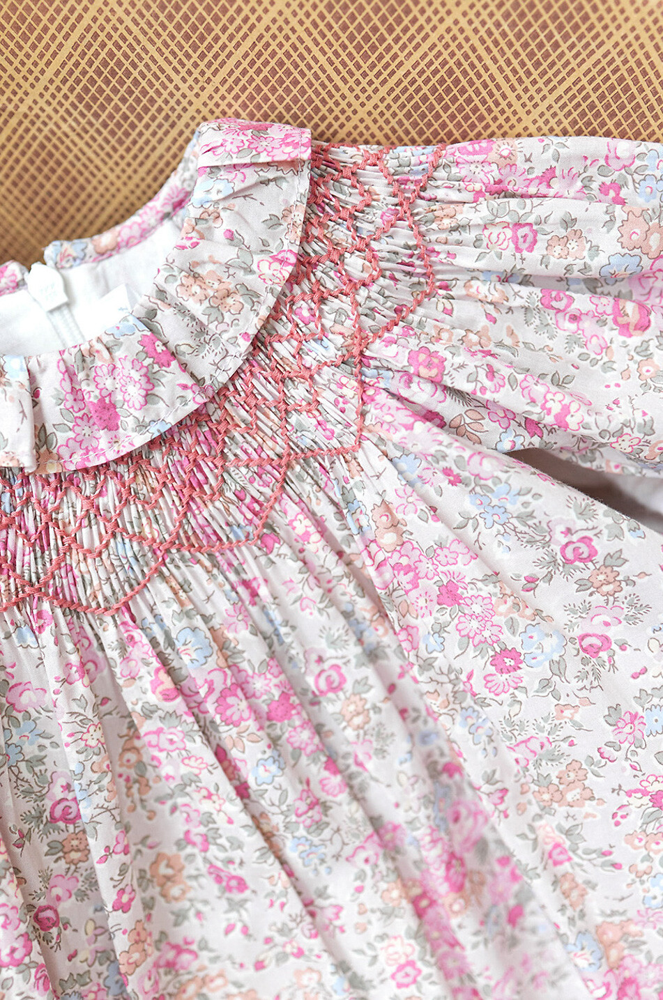 Gesmoktes geblümtes Babykleid