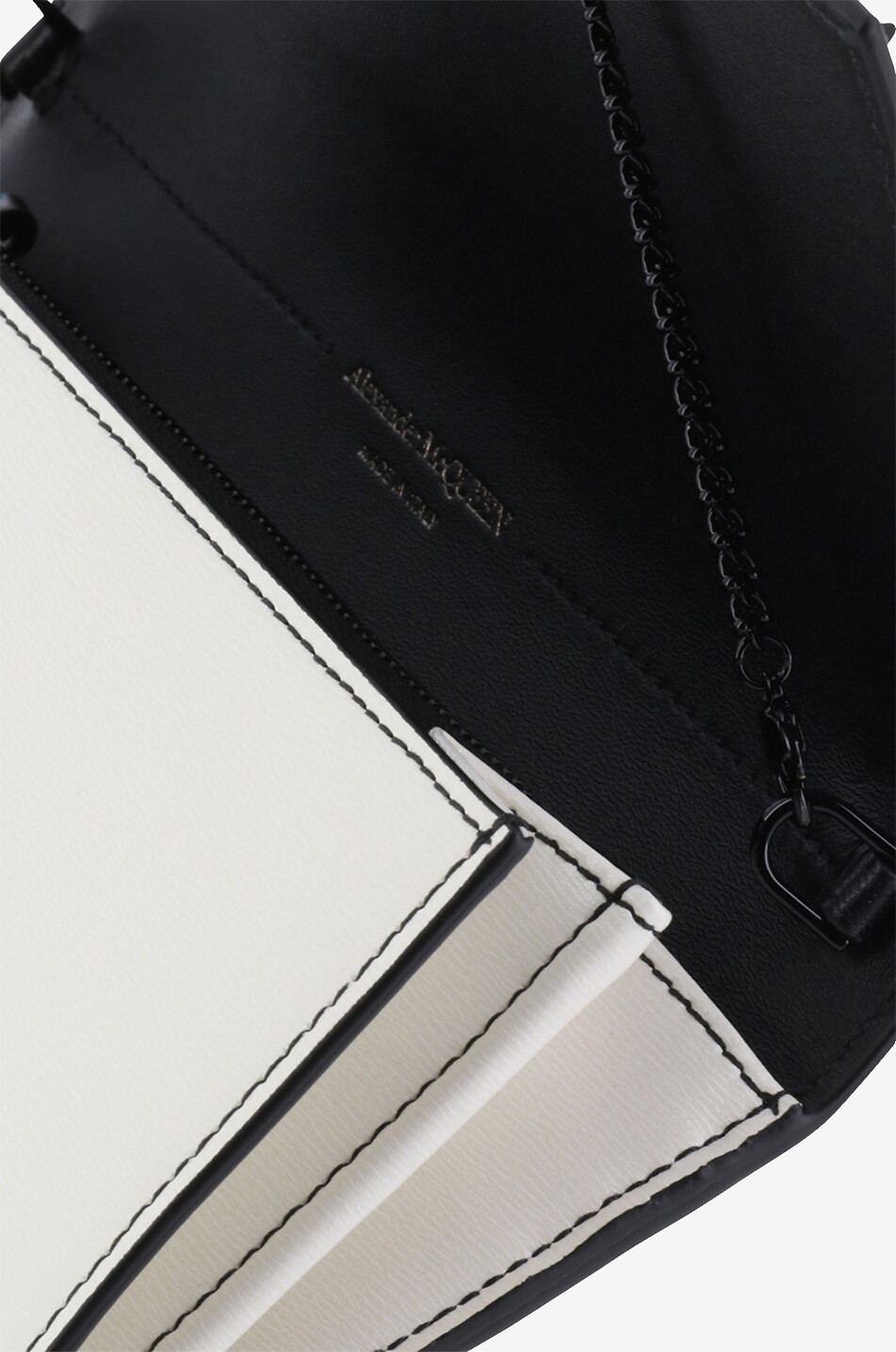 ALEXANDER McQUEEN Nietenbesetzte Lederbrieftasche mit Kettengurt Skull Damen WEISS 5
