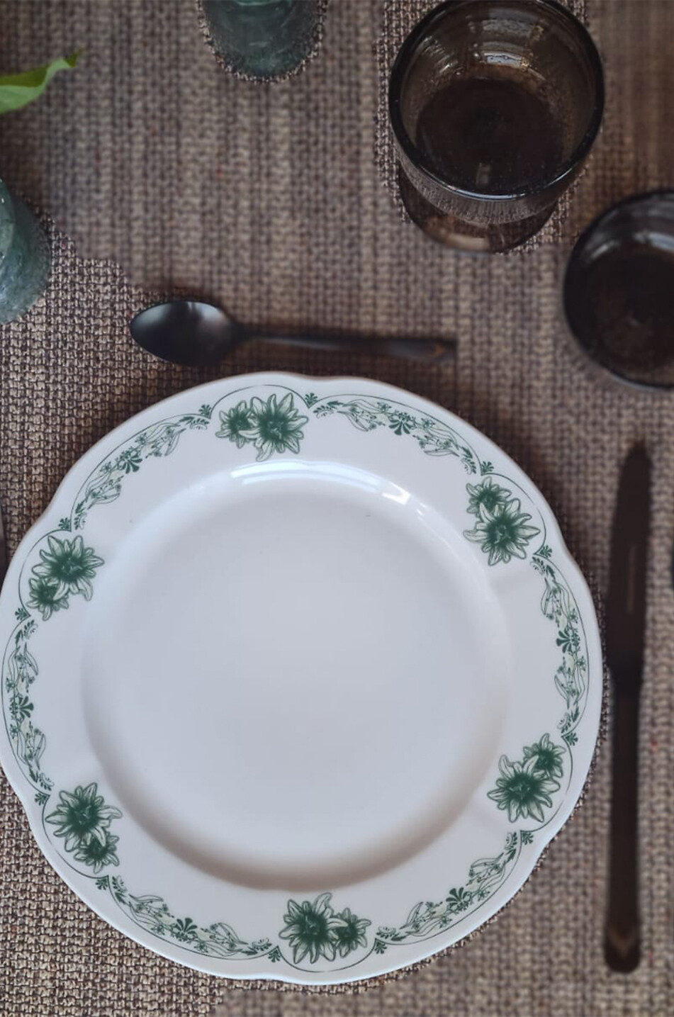 Assiettes plates festonnées en porcelaine Romy