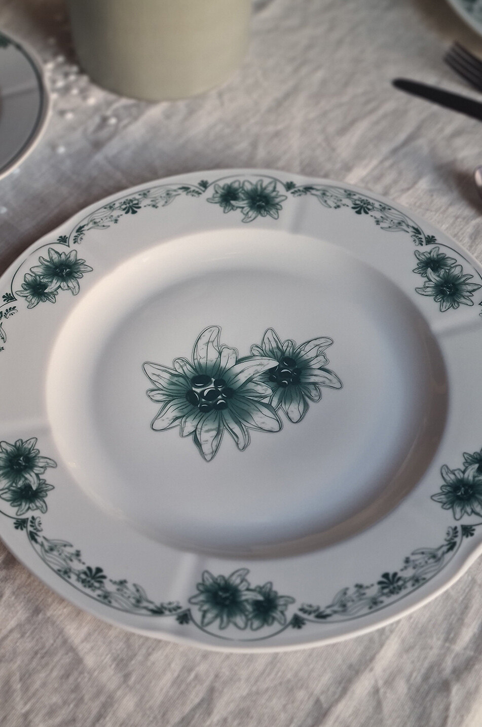 Plat rond festonné en porcelaine Romy