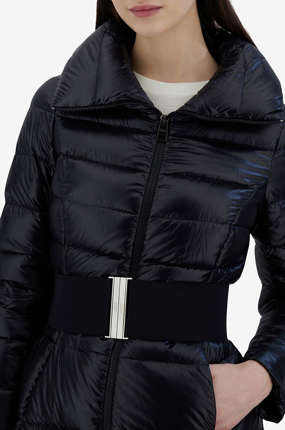 Langer glänzender Nylon-Daunenmantel mit Gürtel