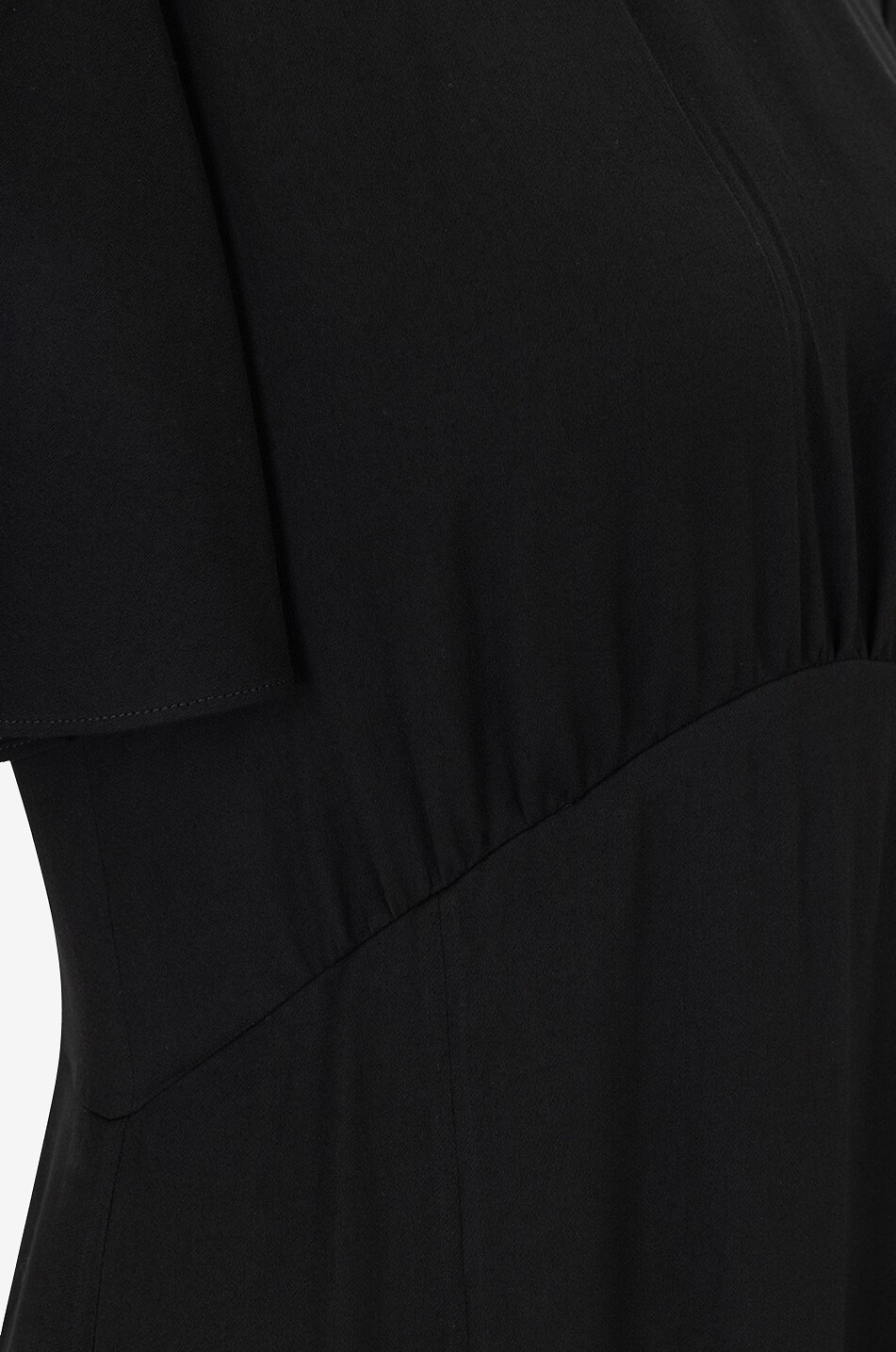 Empire-Kleid aus Crêpe mit Tupfenausschnitt