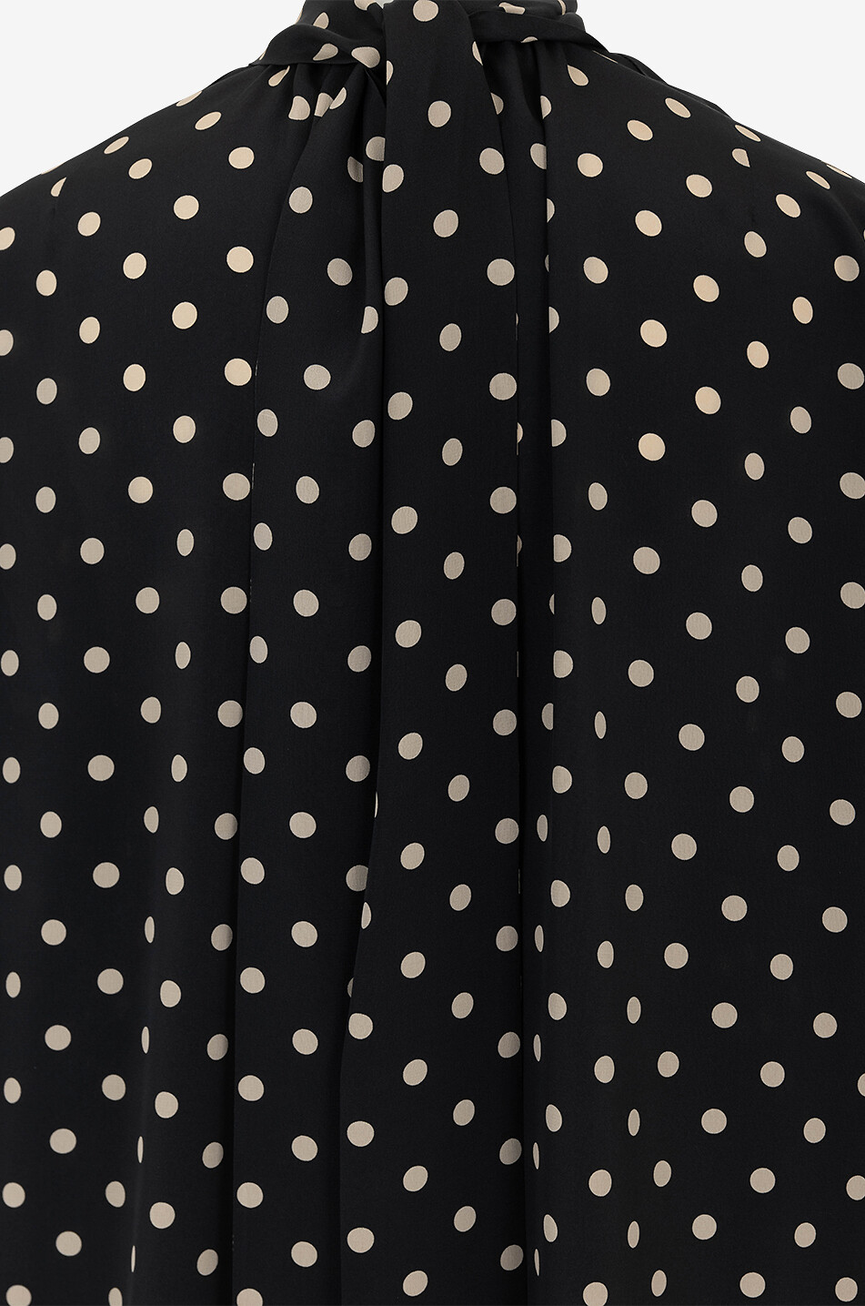 Blouse en crêpe de soie à pois et lavallière