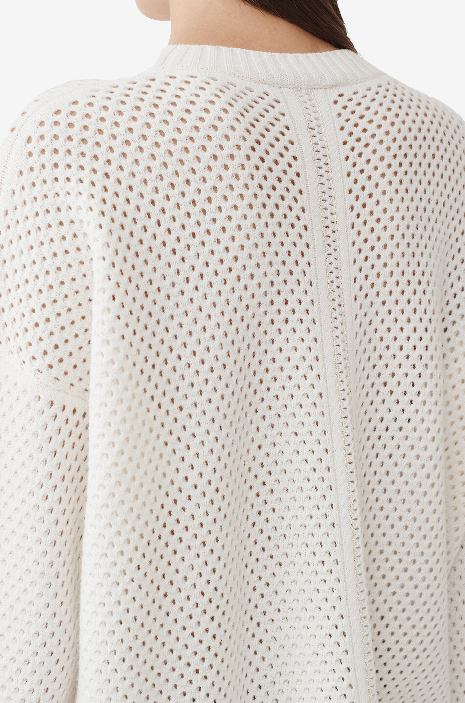 Weiter Lochstrickpullover aus Platinum-Faden