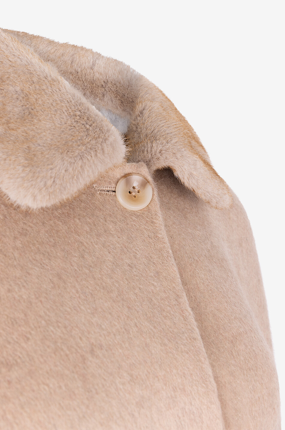 Zweilagiges Alpakamix-Cape mit Kunstpelzdetails